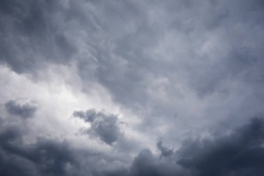 Yaz gökyüzünde yüksek bulutlar. Gökyüzü arka planı. Gökyüzünün meteorolojik gözlemleri.