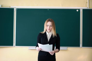 Sınıf sırasında okul odasında genç öğretmen