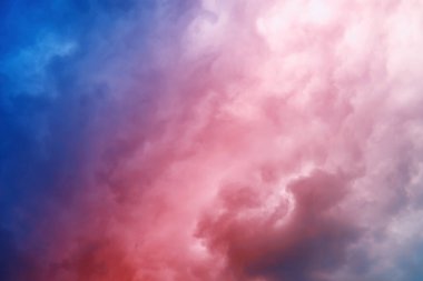 Yaz gökyüzünde yüksek bulutlar. Gökyüzü arka planı. Gökyüzünün meteorolojik gözlemleri.