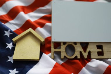 Amerikan bayrağında ev sembolü. İpotek kredisi. Konut güvenliği.
