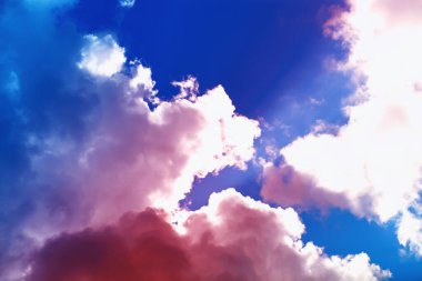 Yaz gökyüzünde yüksek bulutlar. Gökyüzü arka planı. Gökyüzünün meteorolojik gözlemleri.