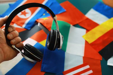 Yabancı dil öğreniyorum. Audiobs yabancı bir dil kullanıyor. Dil dersleri. Dinleniyor.