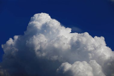 Yaz gökyüzünde yüksek bulutlar. Gökyüzü arka planı. Gökyüzünün meteorolojik gözlemleri.