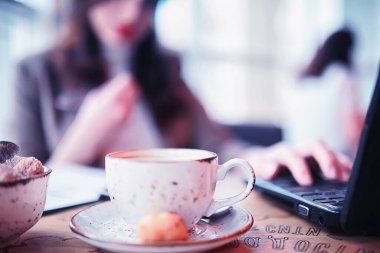 Kahveli kek yiyip kahve içen bir kız.