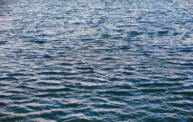 Su yüzeyi. Suyun dokusunu. Göldeki dalgalar rüzgarlı hava.
