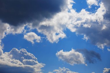 Yaz gökyüzünde yüksek bulutlar. Gökyüzü arka planı. Gökyüzünün meteorolojik gözlemleri.