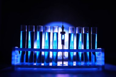 Test tüpü yeni sıvı çözelti potasyum mavisi taşar. Analiz reaksiyonu için çeşitli reaksiyonlar kullanılır. 