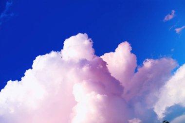 Yaz gökyüzünde yüksek bulutlar. Gökyüzü arka planı. Gökyüzünün meteorolojik gözlemleri.