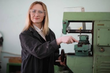 Makine alet imalat, çalışan genç kadın mühendisi