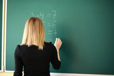 Sınıf sırasında okul odasında genç öğretmen