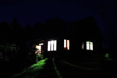 Gece gökyüzü. Gökyüzünde yıldızlar ve galaksiler alacakaranlıkta.