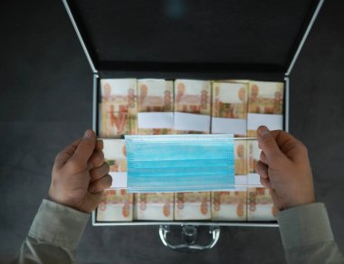 5000 rublelik Rus banknotlarıyla dolu metal bir bavul. Yatırım, rüşvet, yolsuzluk kavramı.