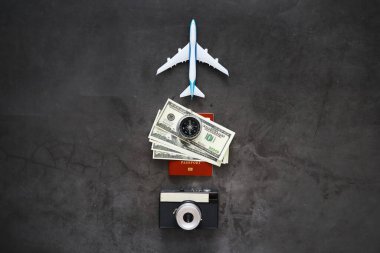 Seyahat konsepti. Seyahat çantası belgeleri. Tatil seti, belgeler, para.