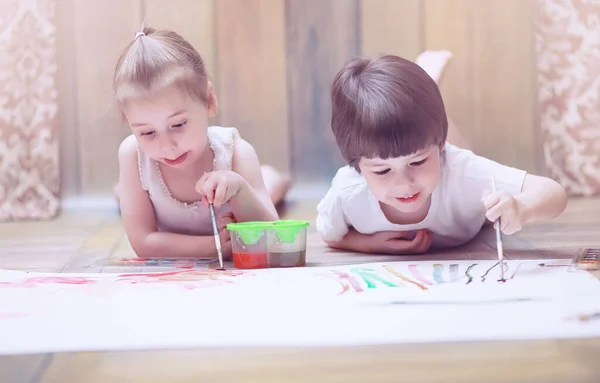 Маленькие Дети Рисуют Большом Листе Бумаги Полу — стоковое фото