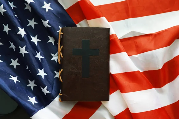 Bible Americkou Vlajku — Stock fotografie