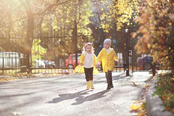 Çocuklar Sonbaharda Sonbahar Parkında Yürür — Stok fotoğraf