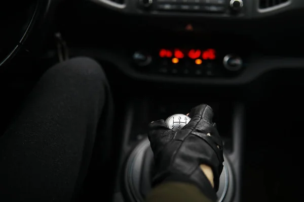 Ręka Pokrętło Podwozia Kierowca Zmienia Prędkość Samochodzie Dźwignia Zmiany Biegów — Zdjęcie stockowe