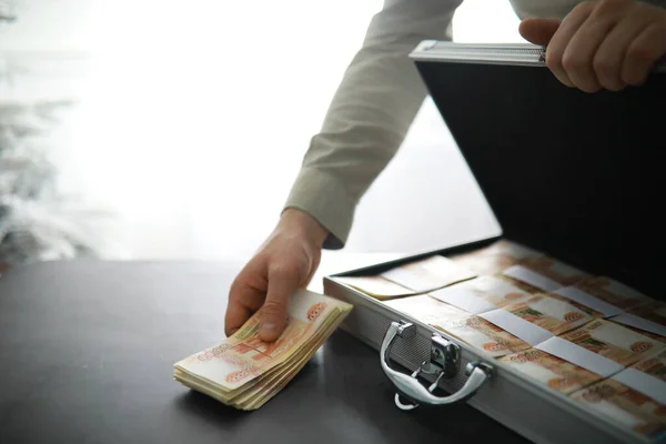 Kovový Kufr Naplnil Ruské Bankovky Velikosti 5000 Rublů Investice Úplatky — Stock fotografie