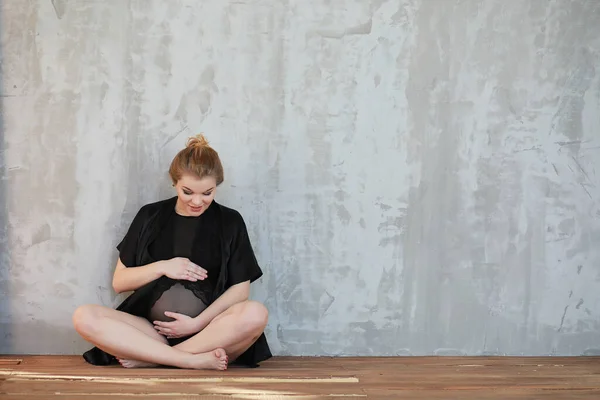 Embarazada Joven Hermosa Chica Hogar Posando —  Fotos de Stock