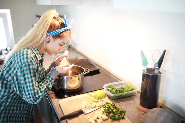 Söt Ung Tjej Köket Förbereder Middag — Stockfoto