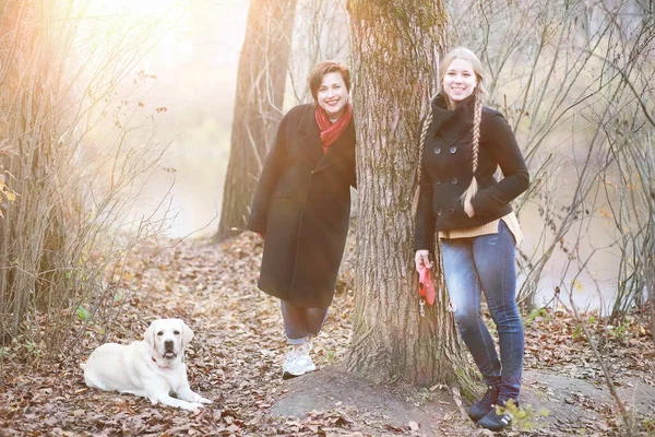 Giovane Ragazza Una Passeggiata Nel Giardino Autunnale — Foto Stock