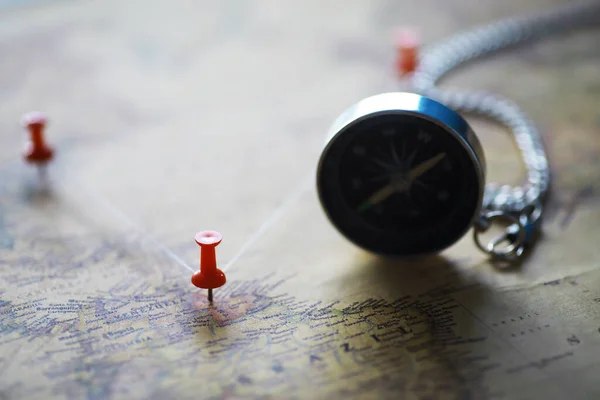 旅行概念 标有标识的地图和针头 地图和路线上的指南针点 — 图库照片