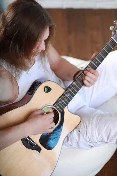 Jovem Com Cabelo Comprido Guitarra Acústica — Fotografia de Stock