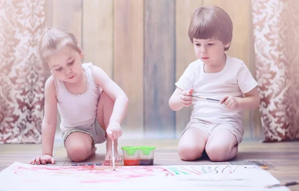 Petits Enfants Peignent Sur Une Grande Feuille Papier Sur Sol — Photo