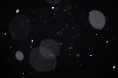 Siyah arka planda kar. Kar taneleri örtüşüyor. Kar arkaplanı.