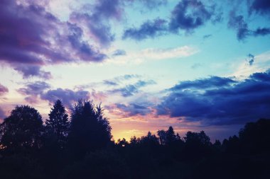 Bulutlu gökyüzü manzarası Pastel renkler