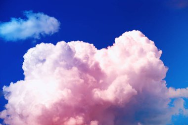 Yaz gökyüzünde yüksek bulutlar. Gökyüzü arka planı. Gökyüzünün meteorolojik gözlemleri.