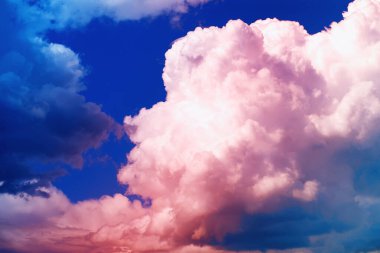 Yaz gökyüzünde yüksek bulutlar. Gökyüzü arka planı. Gökyüzünün meteorolojik gözlemleri.