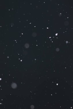 Siyah arka planda kar. Kar taneleri örtüşüyor. Kar arkaplanı.