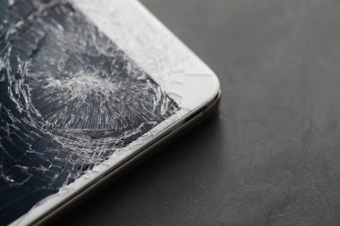 Camı kır. Kırık ekran. Bozuk telefon. Kırık cam arka plan. Camdaki beyaz çatlaklar.