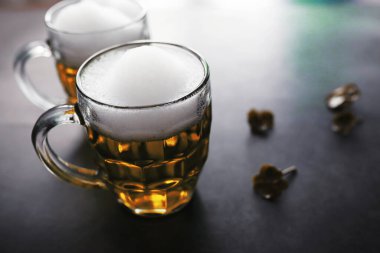 Aziz Patrick Günü tatili. Ulusal İrlanda bayramı. Yeşil bira. Barda zümrüt birayla el ele..