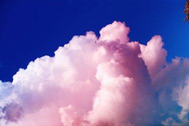 Yaz gökyüzünde yüksek bulutlar. Gökyüzü arka planı. Gökyüzünün meteorolojik gözlemleri.