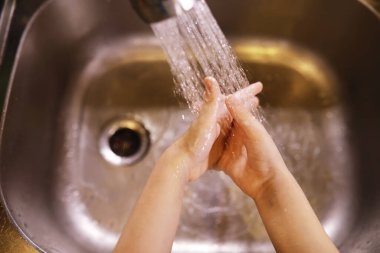 Hijyen kuralları. Yemekten önce el yıkama. Sabunlu antibakteriyel eller. Virüs enfeksiyonunu önlemenin yolu. Coronavirus koruması.