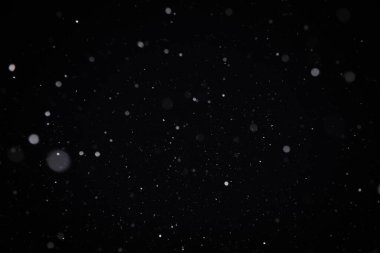 Siyah arka planda kar. Kar taneleri örtüşüyor. Kar arkaplanı.