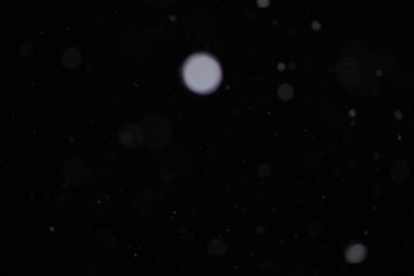 Siyah arka planda kar. Kar taneleri örtüşüyor. Kar arkaplanı.