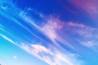 Yaz gökyüzünde yüksek bulutlar. Gökyüzü arka planı. Gökyüzünün meteorolojik gözlemleri.