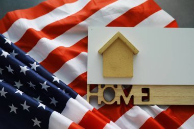Amerikan bayrağında ev sembolü. İpotek kredisi. Konut güvenliği.