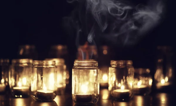 Fondo Con Velas Vidrio Las Velas Arden Lugar Oscuro Descansa — Foto de Stock