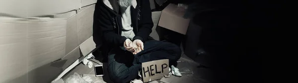 Ein Bärtiger Obdachloser Sitzt Auf Kisten Auf Der Straße Und — Stockfoto