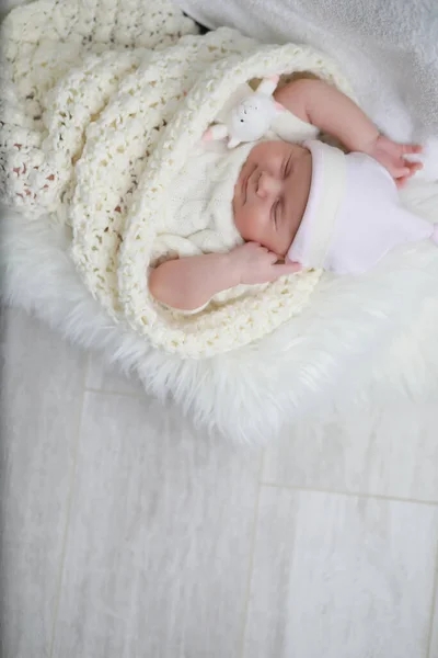 Copilul Nou Născut Doarme Înfășurat Într Pătură Caldă — Fotografie, imagine de stoc