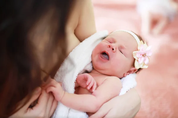 Neonato Giace Tra Braccia Sua Madre Bellissimo Bambino Aspetto Europeo — Foto Stock