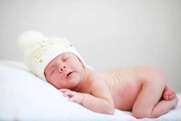 Bebê Recém Nascido Está Nos Braços Sua Mãe Belo Bebê — Fotografia de Stock