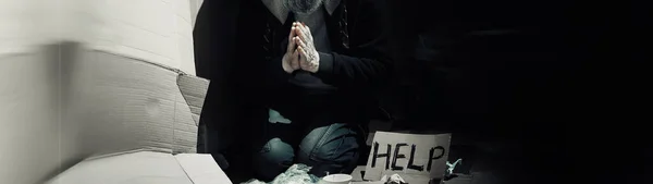 Bezdomny Brodaty Mężczyzna Siedzi Pudłach Ulicy Prosi Pomoc Potrzebujesz Bezdomnego — Zdjęcie stockowe