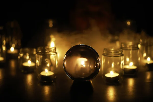 黑色背景与球和蜡烛 对命运的猜测和预测 — 图库照片