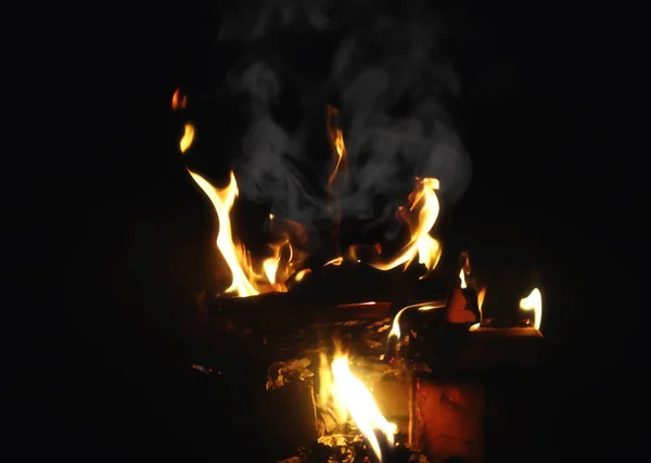 Φλόγες Του Καμένου Ξύλου Στο Τζάκι Ενός Εξοχικού Σπινθηροβόλα — Φωτογραφία Αρχείου