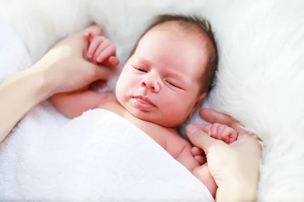 Ein Neugeborenes Liegt Den Armen Ihrer Mutter Schönes Baby Von — Stockfoto